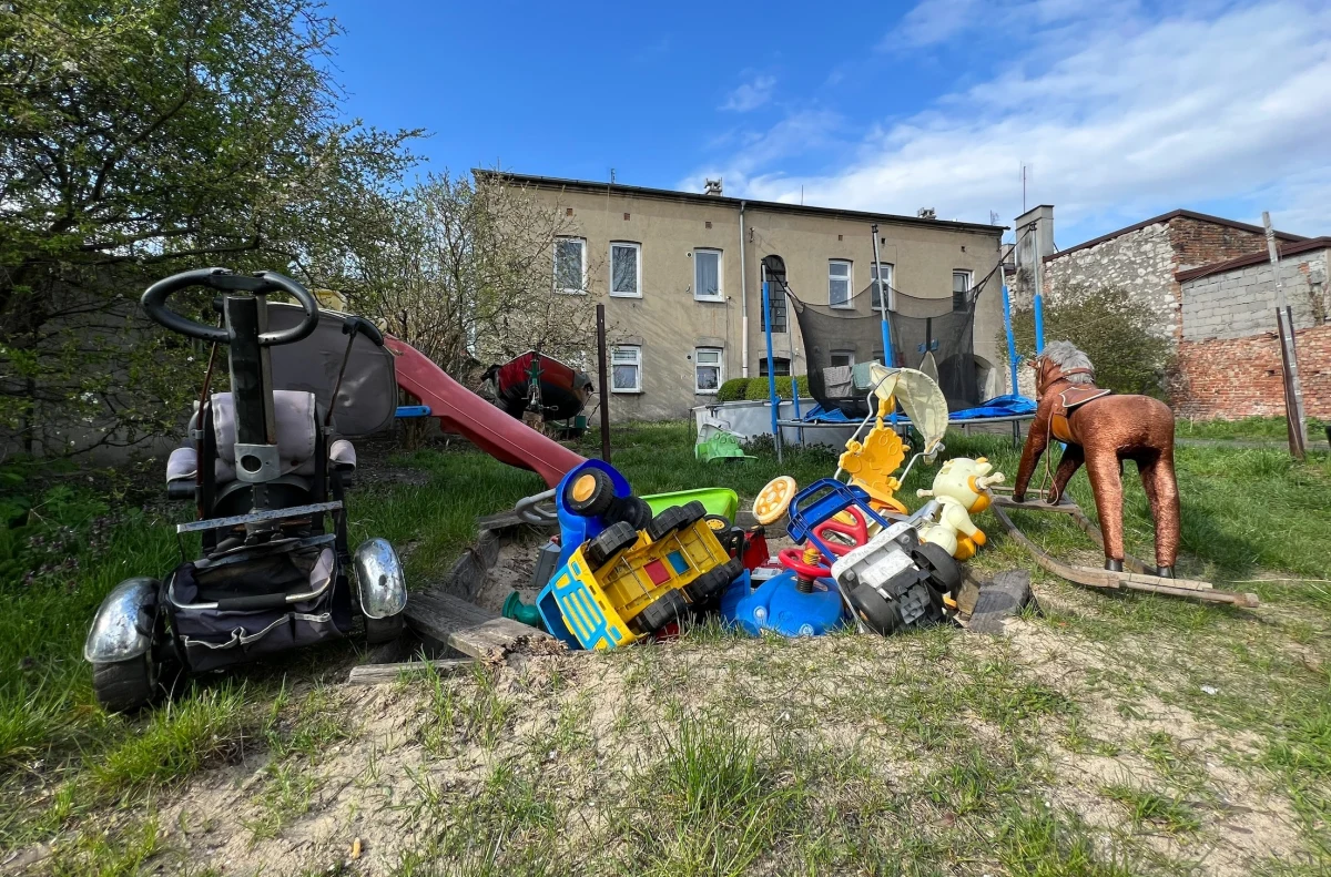 Cztery osoby zostały oskarżone o zabójstwo 8-letniego Kamila z Częstochowy, znęcanie się ze szczególnym okrucieństwem nad dziećmi, seksualne wykorzystanie małoletniej oraz o inne przestępstwa przeciw małoletnim. Prokuratura Regionalna w Gdańsku skierowała do sądu akt oskarżenia. W czwartek minęły dwa lata od śmierci Kamila.