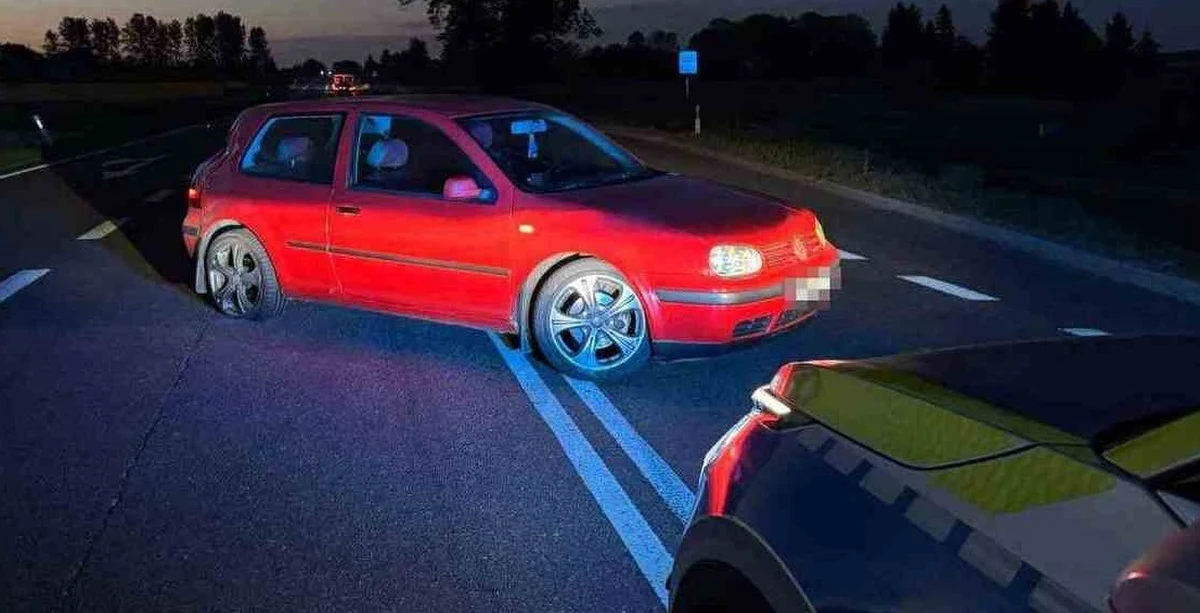 23-latek zasnął w uszkodzonym aucie na środku drogi krajowej nr 12 w miejscowości Kolonia Siedliszczki na Lubelszczyźnie. Gdy na miejscu pojawili się policjanci, mężczyzna był agresywny i groził im. 