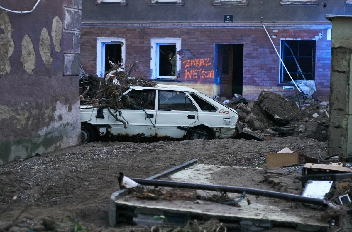 Nowelizacja specustawy powodziowej uchwalona przez Sejm. Wprowadza ona dodatkowe wsparcie dla osób poszkodowanych w wyniku powodzi w 2024 roku. Nowe przepisy wprowadzają m.in. świadczenie lokalowe czy premię powodziową na remont budynków.