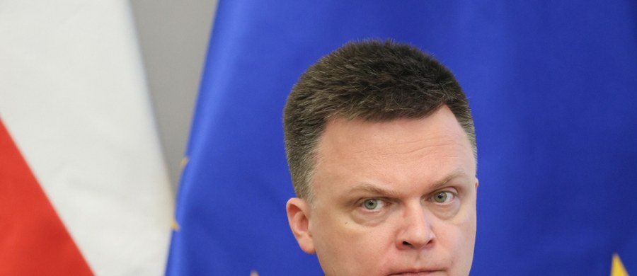 Szymon Hołownia odpowiada na zarzuty dotyczące działki w powiecie sokólskim, którą kupił wiele lat temu za niewielkie pieniądze. Dziś stoi tam 120-metrowy dom. "To bardzo proste. Kupiłem siedlisko z niezamieszkałą ruderą, która po wyremontowaniu zyskała na wartości (tak bywa)" - napisał w mediach społecznościowych. 
