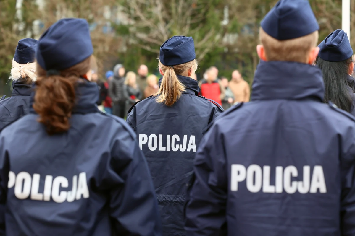 Ponad 60 słuchaczy Akademii Policji w Szczytnie trafiło pod opiekę medyczną z powodu gwałtownych objawów żołądkowo-jelitowych. Jak informuje reporter RMF FM Piotr Bułakowski, podejrzewa się groźnego norowirusa. Sanepid prowadzi pilne dochodzenie, a uczelnia zawiesiła zajęcia i wprowadziła nadzwyczajne środki bezpieczeństwa. W tej chwili na terenie uczelni przebywa około 1000 osób.