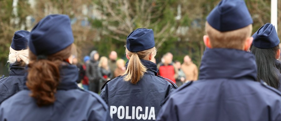 Ponad 60 słuchaczy Akademii Policji w Szczytnie trafiło pod opiekę medyczną z powodu gwałtownych objawów żołądkowo-jelitowych. Jak informuje reporter RMF FM Piotr Bułakowski, podejrzewa się groźnego norowirusa. Sanepid prowadzi pilne dochodzenie, a uczelnia zawiesiła zajęcia i wprowadziła nadzwyczajne środki bezpieczeństwa. W tej chwili na terenie uczelni przebywa około 1000 osób.