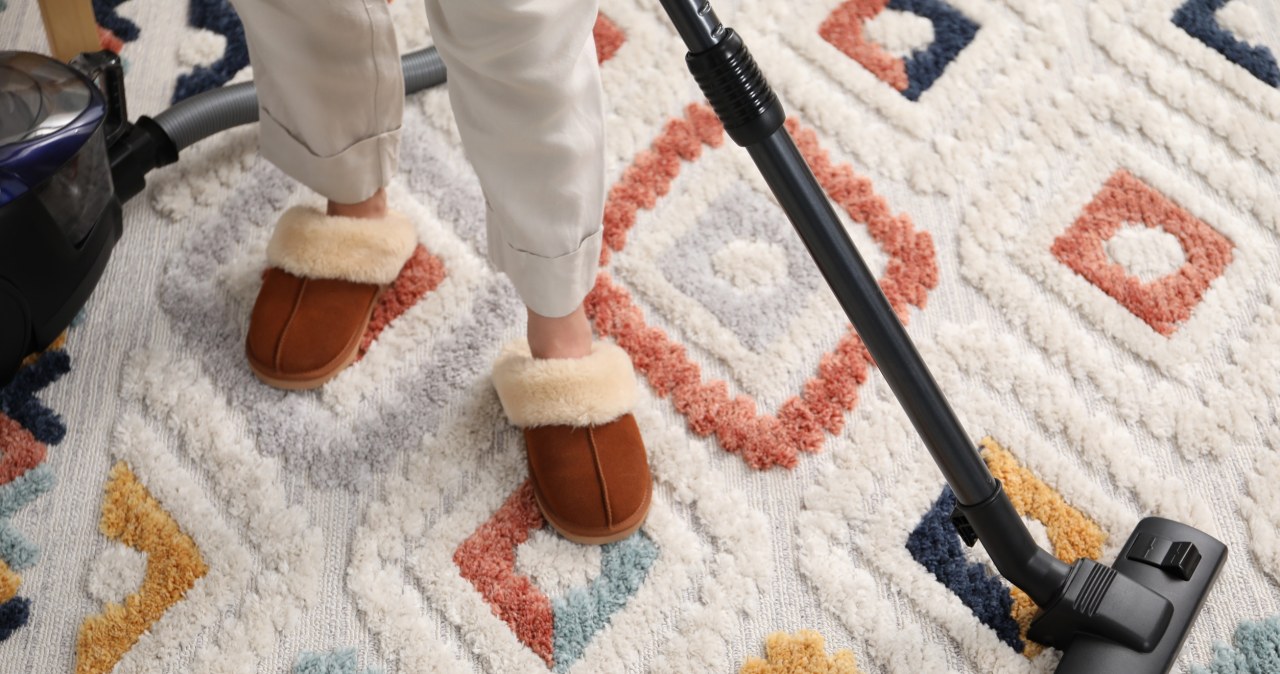Jak wyczyścić dywan bez zatrudniania pana ze sprzętem? Domowe sposoby
