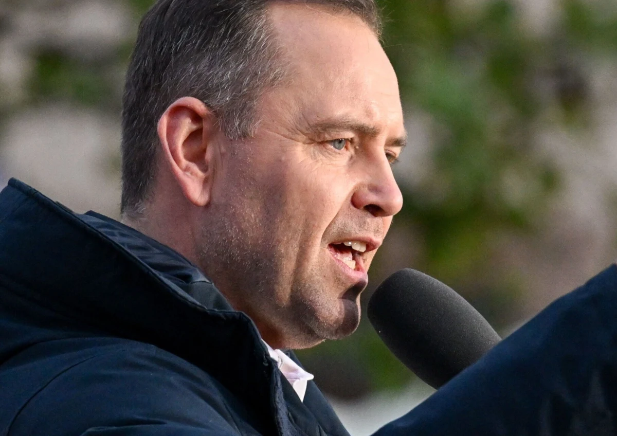 Miasto Gdańsk kieruje do Prokuratury Rejonowej Gdańsk-Śródmieście zawiadomienie o możliwości popełnienia przestępstwa przez Karola Nawrockiego. Rzecznik ratusza Daniel Stenzel powiedział na konferencji prasowej, że mogło dojść do poświadczenia nieprawdy w akcie notarialnym, działania na szkodę Jerzego Ż., a także miasta Gdańsk poprzez wykup mieszkania z bonifikatą.