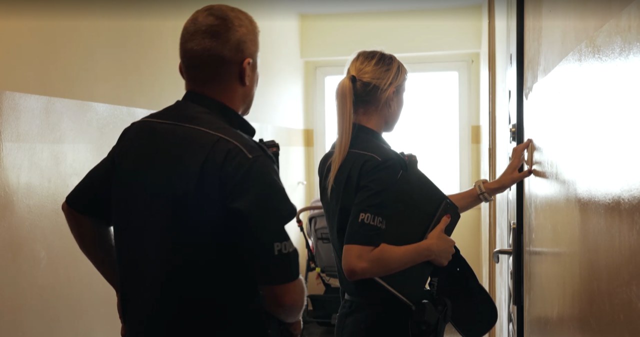 Co się dzieje za zamkniętymi drzwiami? Policjanci wezwani przez seniorkę