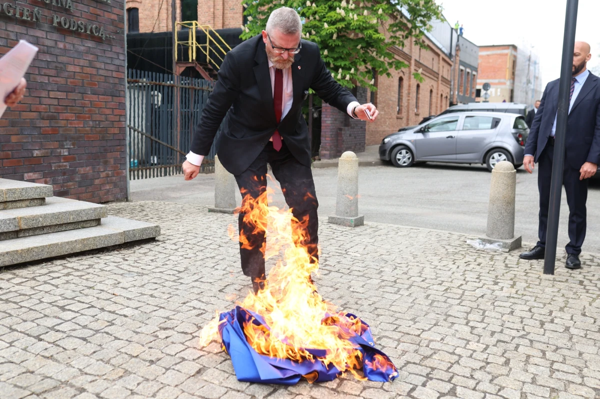 Jest zawiadomienie do prokuratury po tym, jak we wtorek w Katowicach Grzegorz Braun spalił flagę Unii Europejskiej przed krzyżem-pomnikiem poświęconym ofiarom pacyfikacji kopalni Wujek w stanie wojennym. Złożył je wojewoda śląski Marek Wójcik. Dotyczy  podejrzenia znieważenia miejsca pamięci narodowej przez europosła i kandydata na prezydenta.