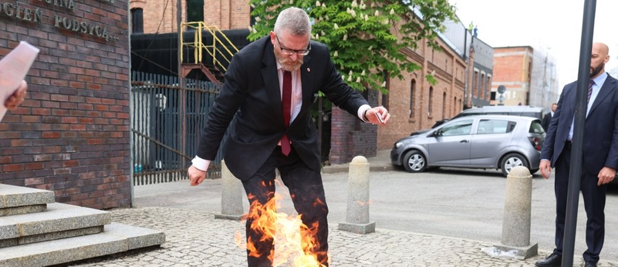 Jest zawiadomienie do prokuratury po tym, jak we wtorek w Katowicach Grzegorz Braun spalił flagę Unii Europejskiej przed krzyżem-pomnikiem poświęconym ofiarom pacyfikacji kopalni Wujek w stanie wojennym. Złożył je wojewoda śląski Marek Wójcik. Dotyczy  podejrzenia znieważenia miejsca pamięci narodowej przez europosła i kandydata na prezydenta.