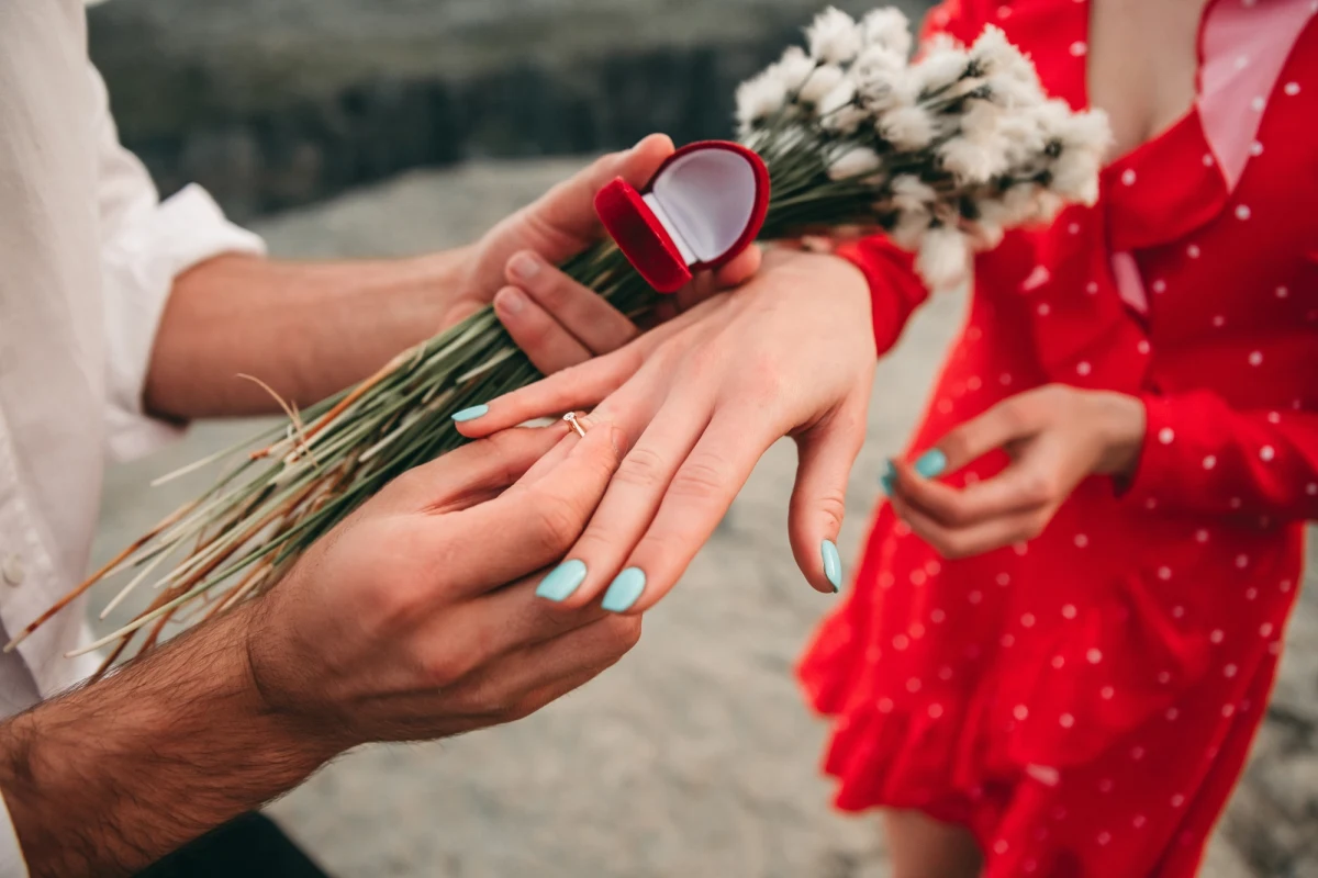 Wybór idealnego miejsca na zaręczyny to nie lada wyzwanie. W poszukiwaniu najbardziej romantycznych lokalizacji na świecie firma Angelic Diamonds przeprowadziła badanie, które miało na celu wyłonienie miejsca numer jeden dla zakochanych. Na szczycie listy znalazła się malownicza wioska Imerovigli na greckiej wyspie Santorini, zdobywając ponad 88 punktów.