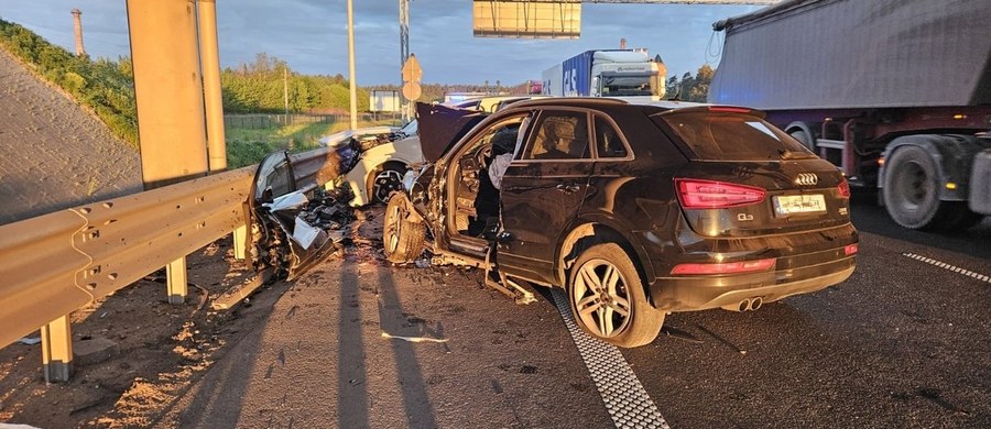 Tragiczny wypadek na obwodnicy Ostrowi Mazowieckiej (woj. mazowieckie) na drodze S8. Nad ranem na trasę pod prąd wjechała 35-latka. Prowadzone przez nią audi zderzyło się czołowo z volkswagenem. Kobieta zmarła w szpitalu.