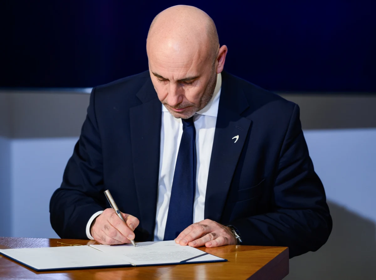 Adam Leszkiewicz nie jest już prezesem Grupy Azoty. Zrezygnował ze stanowiska z dniem 9 maja bez podania przyczyny - poinformowała w piątek spółka.