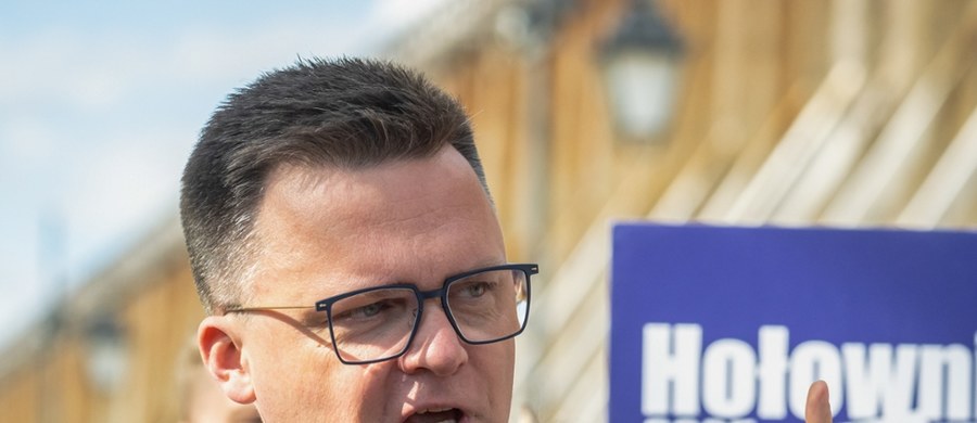 Szymon Hołownia reaguje na oskarżenia kierowane pod jego adresem przez polityków Prawa i Sprawiedliwości. Chodzi o działkę w powiecie sokólskim, którą polityk nabył przed laty, a obecnie stoi tam mieszkanie. "Ponieważ Nawrocki kręci w sprawie kawalerki, PiS próbuje to przykryć bredniami o moim domu. Im bardziej toną, tym bardziej wierzgają. Z kłamcami do sądu. Kieruję pozew w trybie wyborczym przeciwko posłom PiS" - napisał w piątek w serwisie X. 