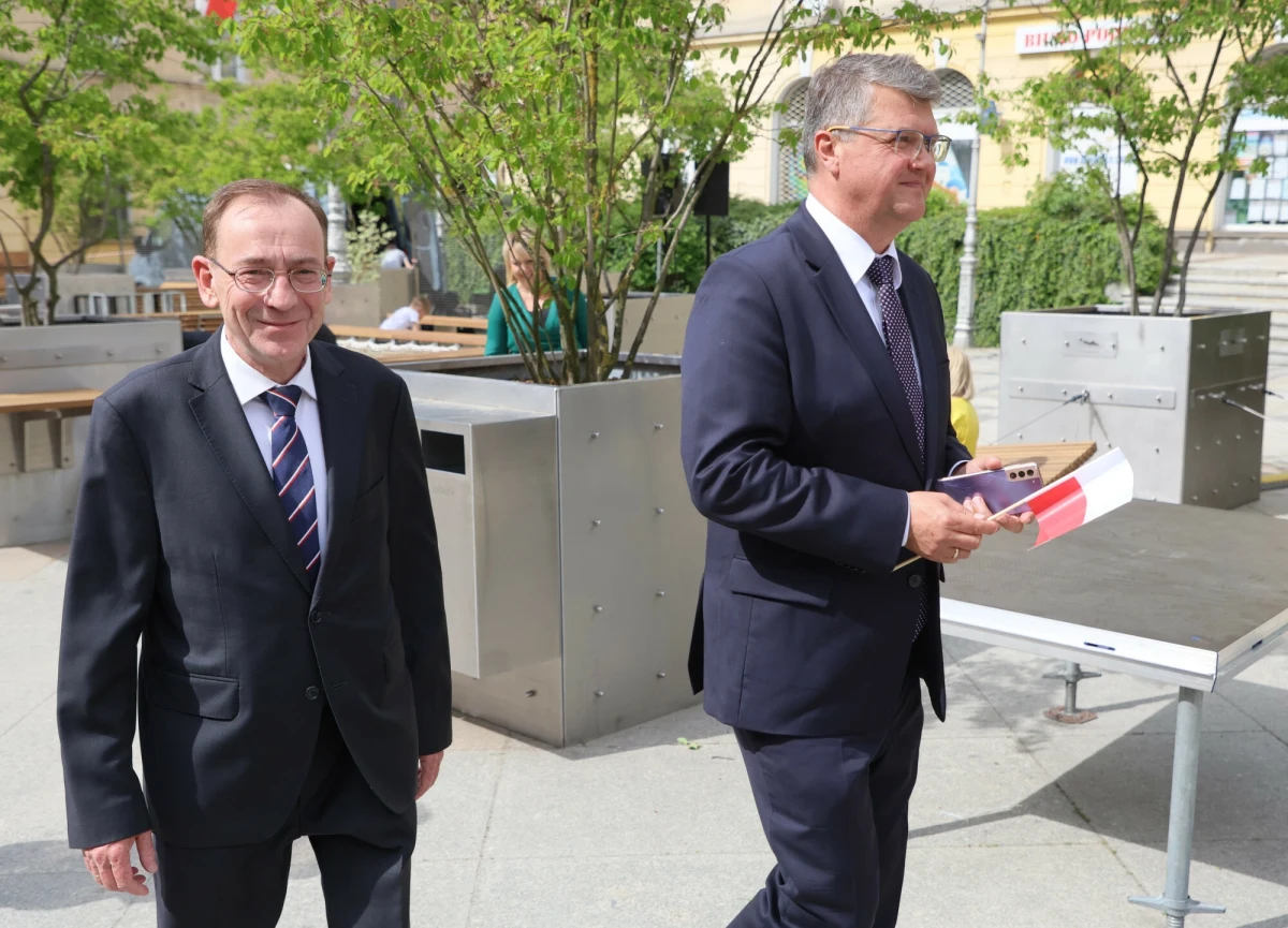 Maciej Wąsik i Mariusz Kamiński znów nie pojawili się na posiedzeniu sejmowej komisji śledczej ds. Pegasusa. Była to trzecia próba przesłuchania polityków. Z tego powodu członkowie komisji przyjęli w przypadku każdego z nich dwa wnioski do sądu: o grzywnę i doprowadzenie Wąsika i Kamińskiego na kolejne przesłuchanie.