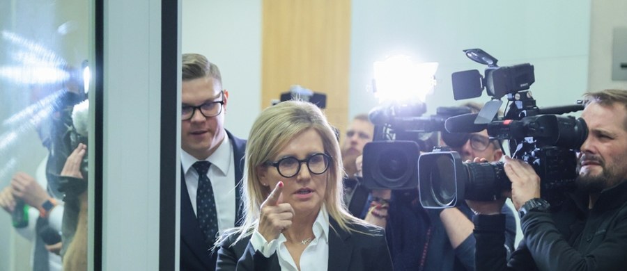Dwie ważne decyzje w sprawach dotyczących Ewy Wrzosek podjęła Prokuratura Okręgowa w Tarnowie. Wszczęto śledztwo w sprawie niedozwolonego przetwarzania danych osobowych prokurator przez użytkowników platformy X, w tym dziennikarkę Dorotę Kanię. Prokuratura nie będzie się jednak zajmować sprawą gróźb karalnych, w tym posła Jacka Ozdoby, wobec prokurator.