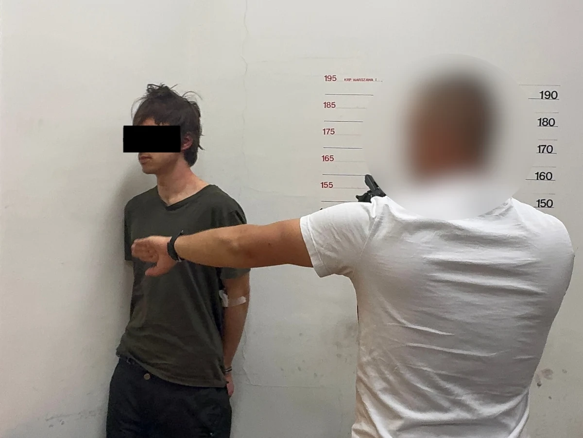 Warszawski sąd podjął decyzję w sprawie podejrzanego o zabójstwo na kampusie Uniwersytetu Warszawskiego. 22-letni student prawa tej uczelni trafi na trzy miesiące na badania do zamkniętego zakładu psychiatrycznego. W czwartek Mieszko R. został przesłuchany i usłyszał trzy zarzuty: zabójstwa, usiłowania zabójstwa i znieważenia zwłok.