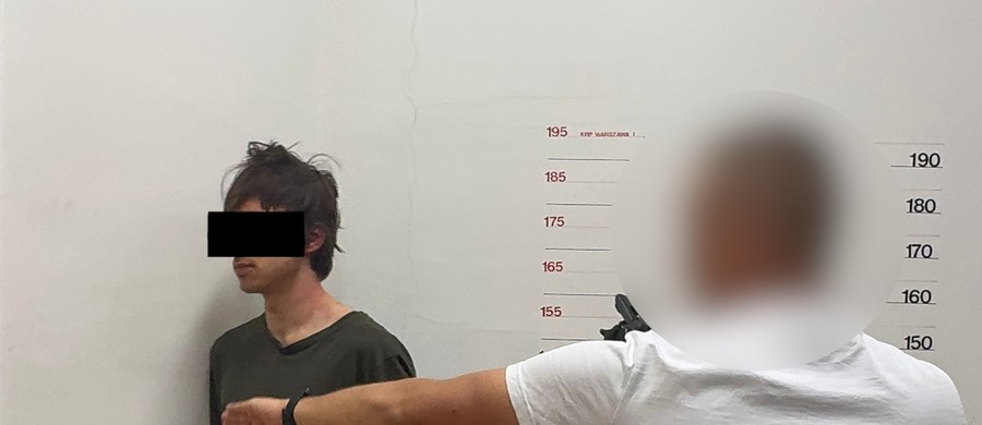 Warszawski sąd podjął decyzję w sprawie podejrzanego o zabójstwo na kampusie Uniwersytetu Warszawskiego. 22-letni student prawa tej uczelni trafi na trzy miesiące na badania do zamkniętego zakładu psychiatrycznego. W czwartek Mieszko R. został przesłuchany i usłyszał trzy zarzuty: zabójstwa, usiłowania zabójstwa i znieważenia zwłok.
