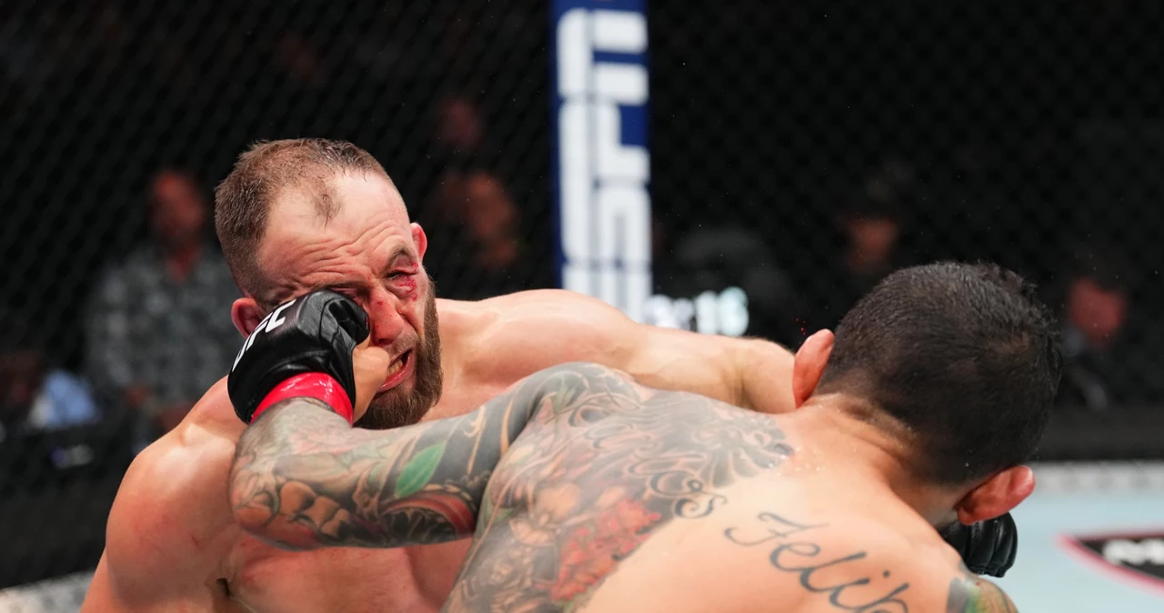 Mateusz Rębecki (z lewej) nabrał wiele pokory w klatce MMA. Dowiedział się, że nie jest nieśmiertelny