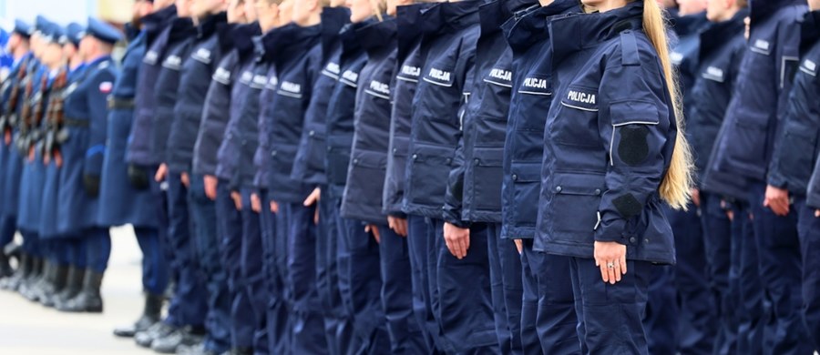 Przyczyną zachorowania ok. 100 słuchaczy i studentów Akademii Policji w Szczytnie (woj. warmińsko-mazurskie) jest norowirus – poinformował wojewoda Radosław Król, powołując się na wyniki badań. Służby nie łączą tych przypadków z niedawnymi zatruciami w Centrum Szkolenia Straży Granicznej w Kętrzynie.