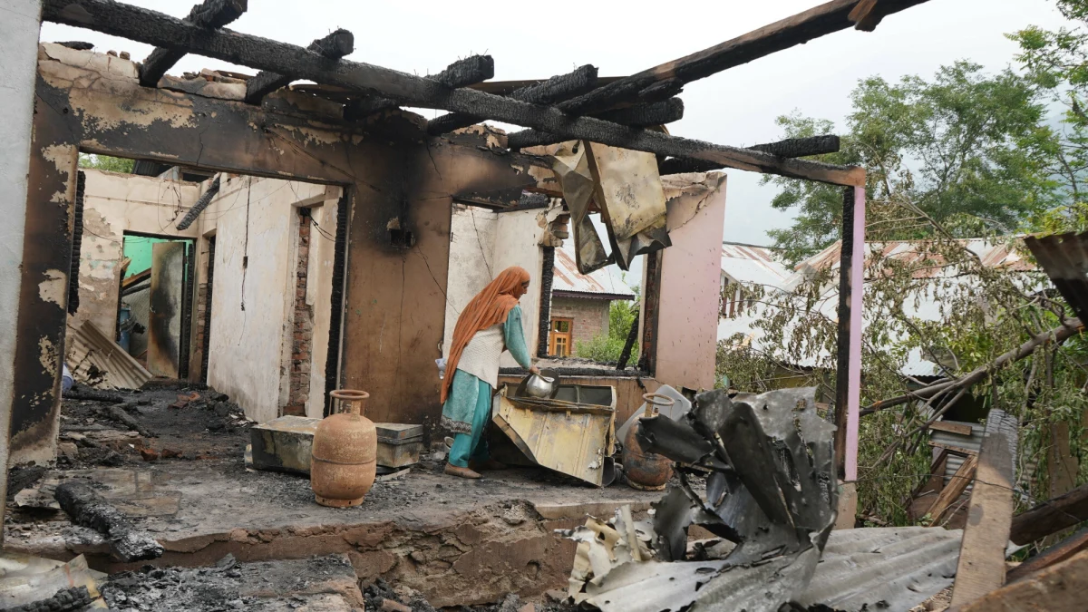 W indyjskim mieście Dżammu, położonym w sercu spornego stanu Dżammu i Kaszmir, mieszkańcy doświadczyli kolejnej niespokojnej nocy. Według doniesień agencji Reuters, na nocnym niebie widać było przelatujące pociski, a echo eksplozji rozbrzmiewało w całym regionie.