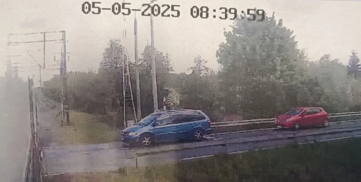 Policjanci poszukują świadków tragicznego wypadku, do którego doszło w poniedziałek na strzeżonym przejeździe kolejowym w Aleksandrowie Kujawskim (woj. kujawsko-pomorskie). Apel wystosowano do kierowców dwóch pojazdów.