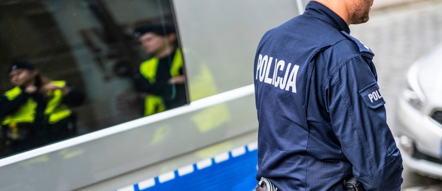 Mężczyzna, który rozklejał plakaty wyborcze Grzegorza Brauna, miał zaatakować kobietę przy szkole podstawowej w Oleśnicy – podaje portal mojaolesnica.pl. Agresję miało wywołać pytanie o pozwolenie na rozwieszanie plakatów. Do zdarzenia doszło w środę, 7 maja.