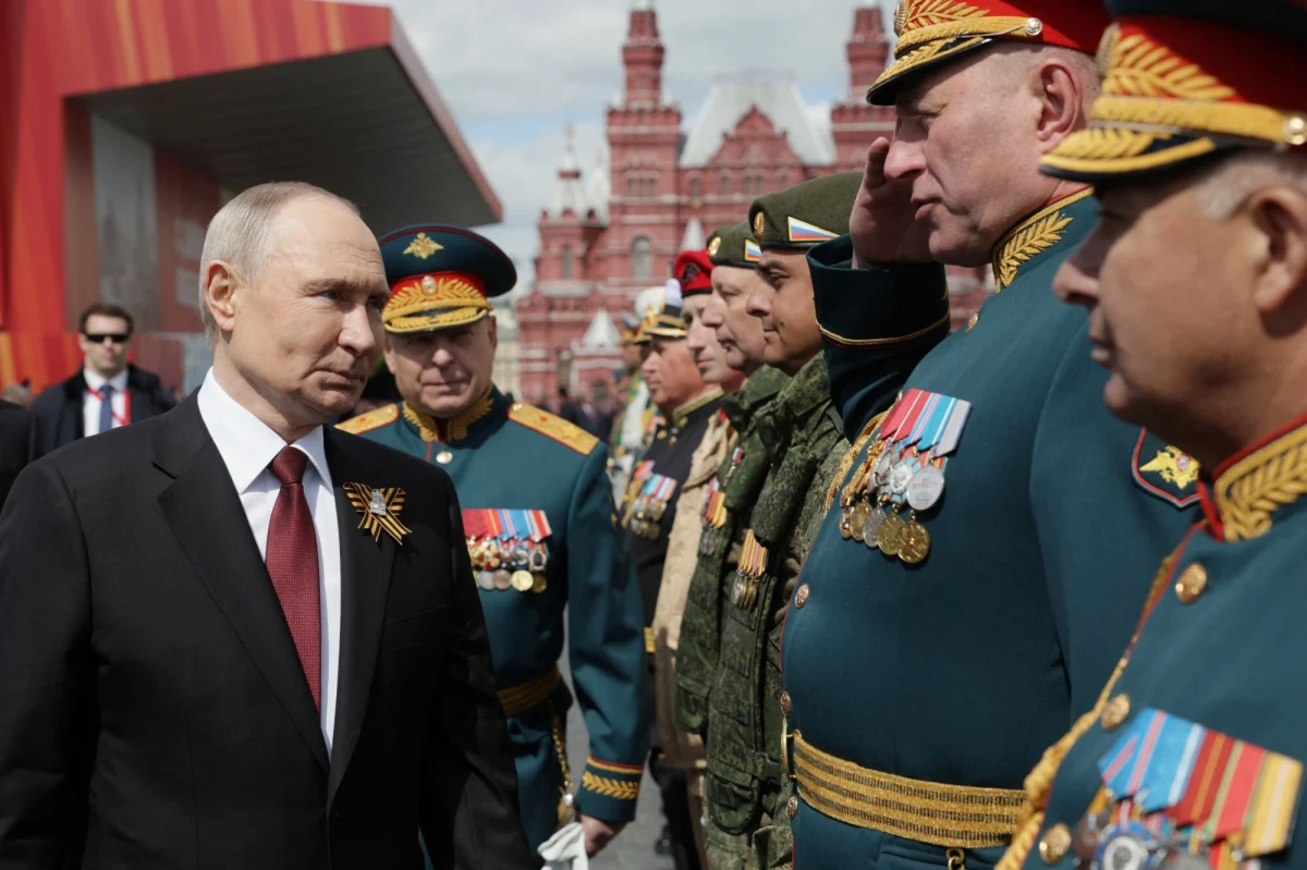 Nietypowe zachowanie Władimira Putina podczas parady wojskowej w Moskwie z okazji Dnia Zwycięstwa. Kiedy jeden z dowódców zasalutował rosyjskiemu prezydentowi, ten chwycił jego rękę i odciągnął od głowy. To nie było jedyne nietypowe zachowanie Putina podczas wydarzenia.