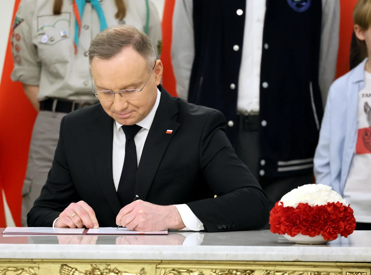 Prezydent Andrzej Duda podpisał dwie ustawy regulujące kwestie migracji do Polski. Chodzi o nowelę ustawy o cudzoziemcach, wdrażającą unijną dyrektywę o warunkach wjazdu i pobytu cudzoziemców i drugą, eliminującą nieprawidłowości w systemie wizowym.