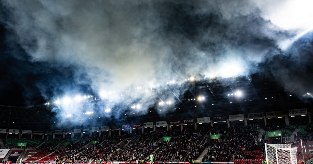 Sceny w meczu Wisły Kraków. Piłkarze odesłani do szatni, później się zaczęło