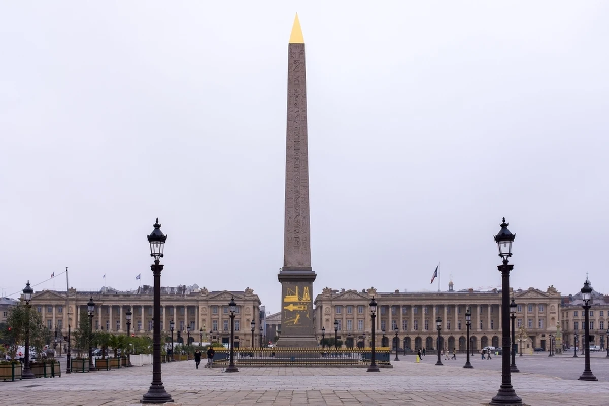 Ma około 3300 lat i góruje nad Place de la Concorde w centrum Paryża. Przybył z Luksoru w Egipcie i pokryty jest starożytnym pismem. Obelisk z różowego granitu był badany przez rzesze naukowców, ale to przypadek sprawił, że odsłonięto jego wielki sekret.