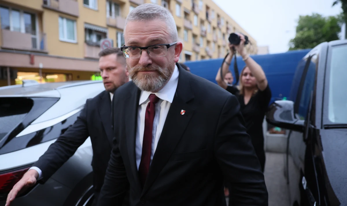 Deregulacja, wiek emerytalny i kryzys praworządności znalazły się wśród tematów piątkowej debaty prezydenckiej w Telewizji Republika. Brali w niej udział wszyscy kandydaci, poza kandydatem KO Rafałem Trzaskowskim, kandydatką Nowej Lewicy Magdaleną Biejat oraz Maciejem Maciakiem. Podczas debaty padły szokujące słowa z ust Grzegorza Brauna. "Przed wojną było przewidziane rozstrzelanie dla urzędnika, który weźmie (łapówkę) i mnie się to podoba" - mówił. Inny kandydat, Marek Woch, wyciągnął natomiast klucz francuski i opowiadał o "przykręcaniu śruby". 