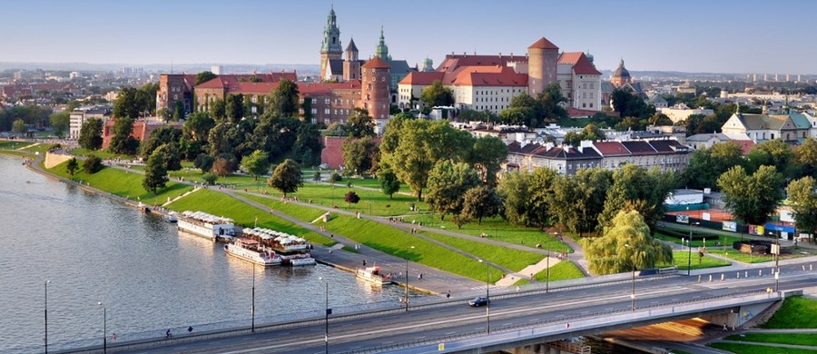 Mieszkańcy Krakowa muszą przygotować się na gigantyczne utrudnienia. Właśnie dzisiaj rozpoczął się długo zapowiadany remont mostu Grunwaldzkiego. Przeprawa będzie zamknięta dla samochodów aż przez 7 miesięcy, a przez 5,5 miesiąca nie przejadą tędy również tramwaje. Piesi i rowerzyści mogą korzystać z mostu bez zmian, ale kierowcy i pasażerowie komunikacji miejskiej muszą uzbroić się w cierpliwość. Cały remont potrwa 10 miesięcy.