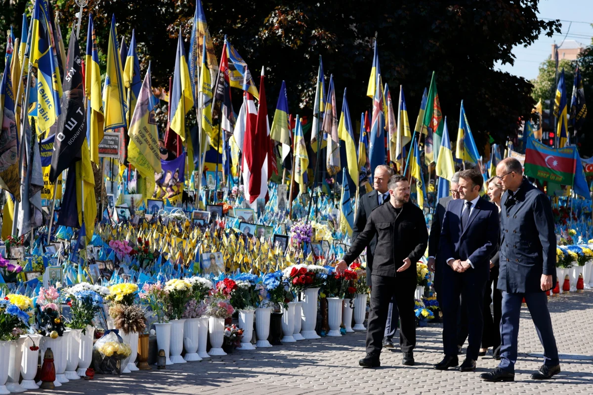 Prezydent Francji Emmanuel Macron, premier Wielkiej Brytanii Keir Starmer, Kanclerz Niemiec Friedrich Merz i premier Donald Tusk spotykają się dziś z prezydentem Ukrainy Wołodymyrem Zełenskim. Co istotne, przywódcy Koalicji Chętnych pojawili się w Kijowie. O wizycie dowiedzieliśmy się wczoraj wieczorem, że powinno do niej dojść było jednak jasne już wcześniej.