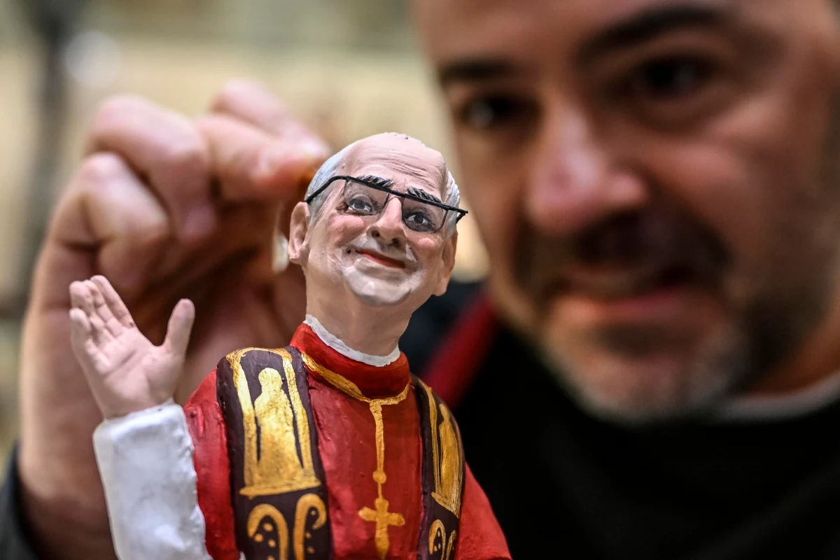 Szopkarze ze słynnej neapolitańskiej ulicy via San Gregorio Armeno błyskawicznie zareagowali na wybór Leona XIV na nowego papieża. W ich pracowniach pojawiły się już pierwsze terrakotowe podobizny następcy Franciszka. 