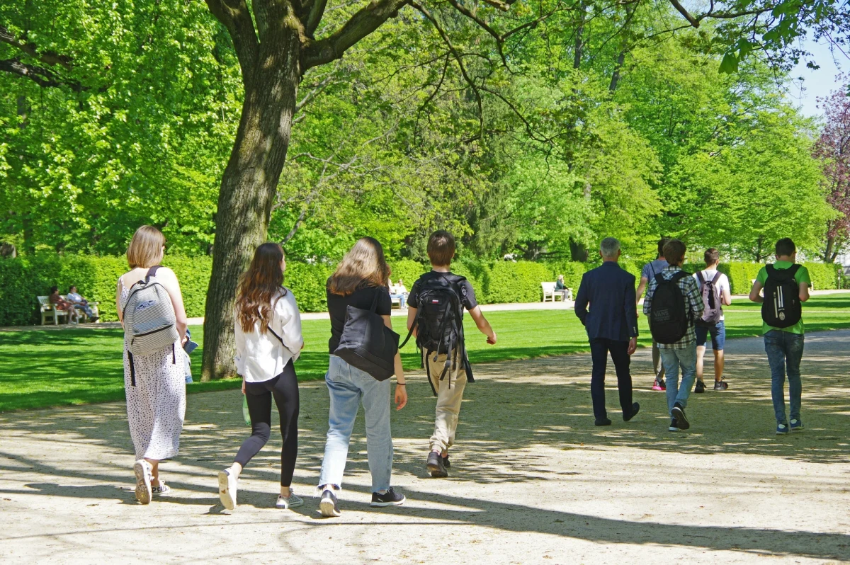 Ministerstwo Edukacji Narodowej planuje rewolucję na lekcjach wychowania fizycznego. Uczniowie, którzy nie mogą lub nie chcą ćwiczyć, będą mogli "odrobić" WF… chodząc. Minister Barbara Nowacka tłumaczy, że chodzi o zmianę podejścia do obecności na zajęciach sportowych, które, jak podkreśla, są równie ważne jak matematyka.