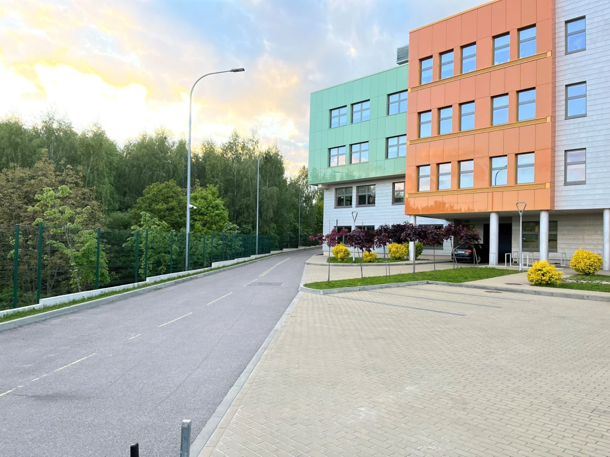 Przy największej w Lublinie szkole podstawowej powstaną małe obiekty sportowe. Mają być gotowe za około półtora roku. Dłużej trzeba będzie czekać na obiecywane szkole duże boiska. Urząd Miasta ma problem z pozyskaniem gruntów pod ich budowę