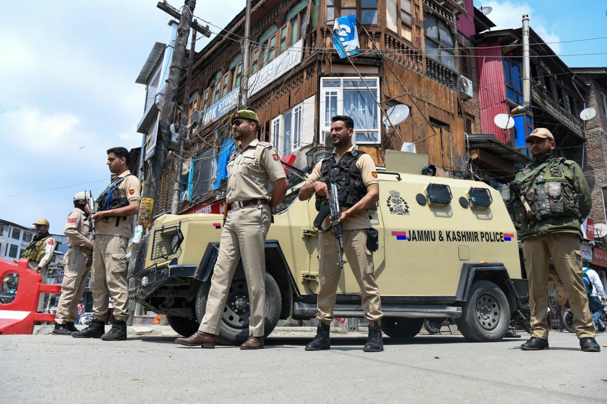 "Co najmniej 13 cywilów zginęło, a ponad 50 zostało rannych w wyniku indyjskich ataków na kontrolowaną przez Pakistan część Kaszmiru" - poinformował rząd w Islamabadzie. Indie odpowiadają, że ofiary są również po ich stronie. Sytuacja w spornym regionie zaostrza się z dnia na dzień. W sprawę włączyli się już Amerykanie, Chińczycy i Saudyjczycy.