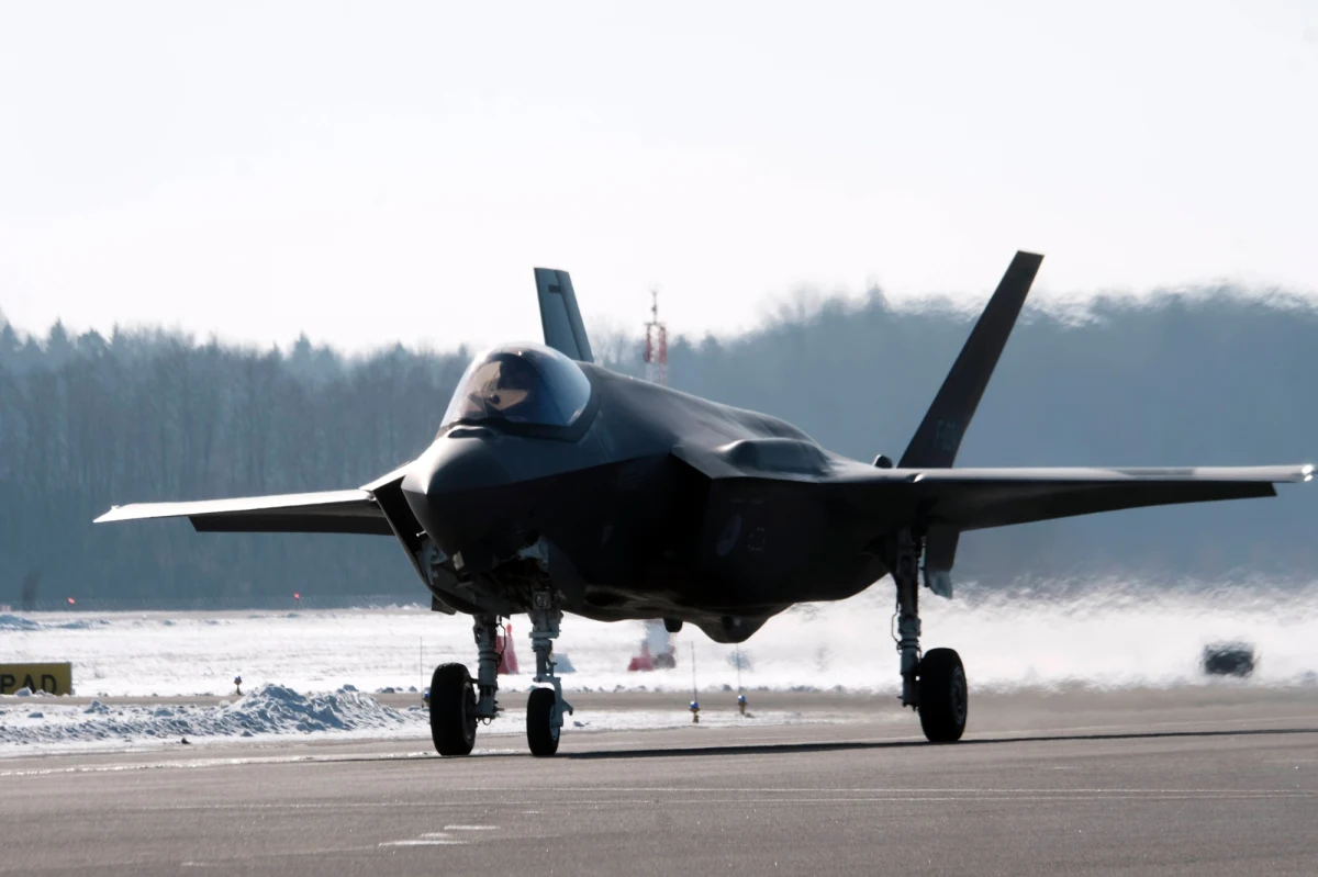 Polscy piloci ukończyli w Stanach Zjednoczonych pierwszy etap szkolenia na samolotach F-35. Gratulacje złożył im wicepremier, minister obrony narodowej Władysław Kosiniak-Kamysz.