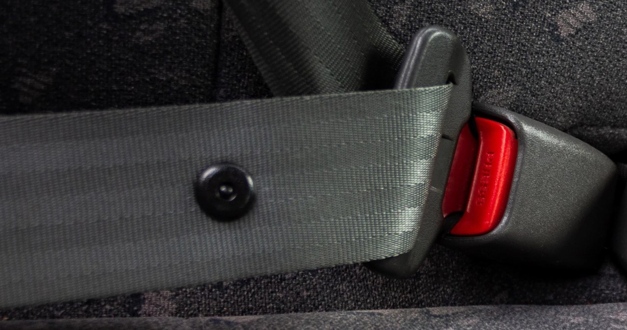 ​Do czego służy guzik na pasie bezpieczeństwa? Kierowcy zaskoczeni