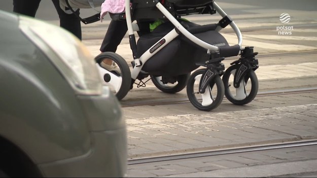 Pośpiech czy niezauważenie pieszego - tak najczęściej tłumaczą się kierowcy, którzy nie przepuszczą człowieka na pasach. Za to grozi spory mandat, bo 1500 złotych. To w najlepszym przypadku. W Zielonej Górze w jednym miejscu pieszy miał szczęście i nosa, by dalej kroku nie zrobić, w drugim mężczyzna potrącenia nie uniknął. Dorota Wleklik.