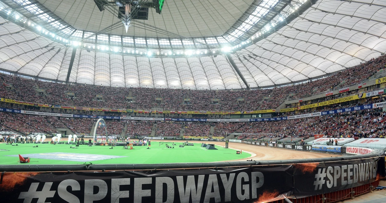 Speedway Grand Prix na PGE Narodowym. Żużlowcy ścigają się na torze zrobionym przez Ole Olsena.
