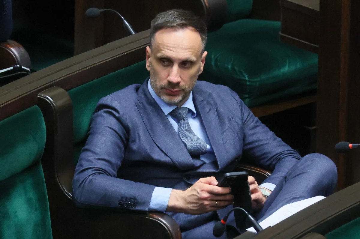 "Poseł Janusz Kowalski i Robert Bąkiewicz (...) wdarli się wczoraj na teren Szkoły Podstawowej nr 209, gdzie zastraszyli Panią Dyrektor i zespół placówki" - poinformował burmistrz warszawskiej dzielnicy Bielany Grzegorz Pietruczuk. "Nie pozwolimy na narażanie dzieci na podobne sceny agresji" - zapewnił. Zapowiedział też skargę do marszałka Sejmu na zachowanie posła Kowalskiego. 