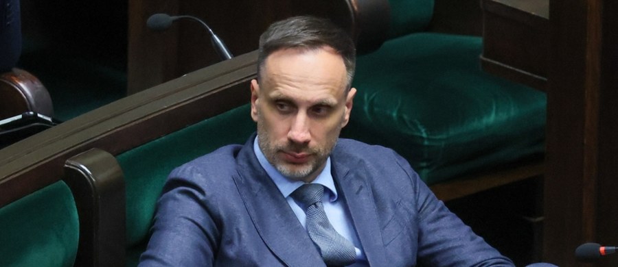 "Poseł Janusz Kowalski i Robert Bąkiewicz (...) wdarli się wczoraj na teren Szkoły Podstawowej nr 209, gdzie zastraszyli Panią Dyrektor i zespół placówki" - poinformował burmistrz warszawskiej dzielnicy Bielany Grzegorz Pietruczuk. "Nie pozwolimy na narażanie dzieci na podobne sceny agresji" - zapewnił. Zapowiedział też skargę do marszałka Sejmu na zachowanie posła Kowalskiego. 