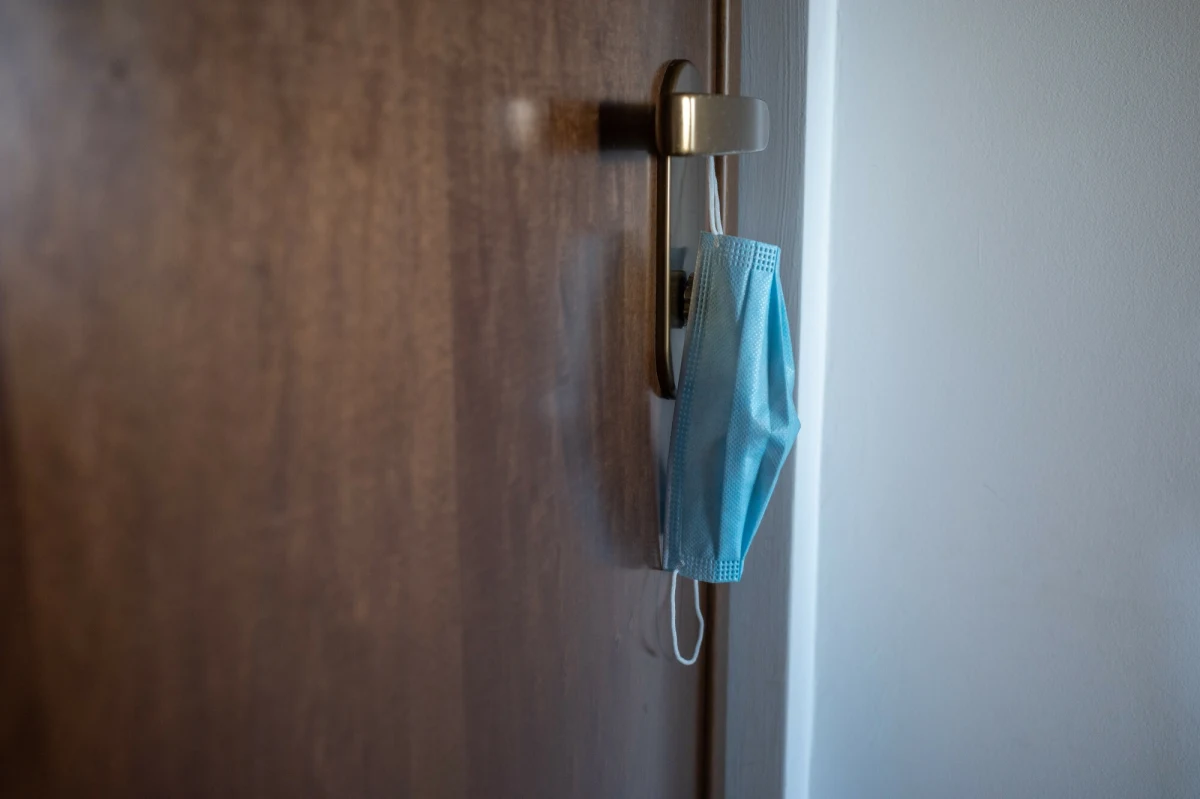 25 studentów i słuchaczy Akademii Policji w Szczytnie nadal przebywa na kwarantannie po masowych dolegliwościach żołądkowych, które dotknęły około stu osób. Według wstępnych ustaleń przyczyną był norowirus.