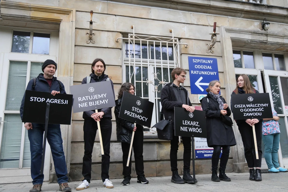 "Lekarz, nie wróg", "Ciszą walczymy o godność zawodu", "Chcemy ratować, nie ginąć" - m.in. takie hasła nieśli ze sobą uczestnicy sobotniego marszu medyków przeciwko przemocy. Milczący protest przeszedł sprzed Szpitala Klinicznego Dzieciątka Jezus przy ul. Lindleya w Warszawie pod gmach Ministerstwa Zdrowia przy ul. Miodowej.