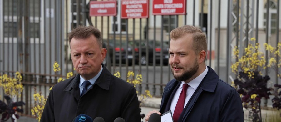 Posłowie PiS zapowiedzieli w sobotę złożenie zawiadomienia do prokuratury w sprawie fundacji "Twój głos jest ważny", która - jak twierdzą - zamieszcza w internecie filmiki "uderzające w popieranego przez PiS kandydata na prezydenta Karola Nawrockiego". Chcą, by pod wnioskiem podpisał się kandydat KO Rafał Trzaskowski. Dlaczego?