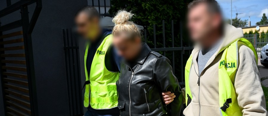 Prokuratura Rejonowa w Słupsku przedstawiła zarzuty rodzicom zastępczym 3-letniej dziewczynki, która zmarła wczoraj w jednym ze słupskich szpitali. Dziecko trafiło tam z rozległymi oparzeniami ciała.