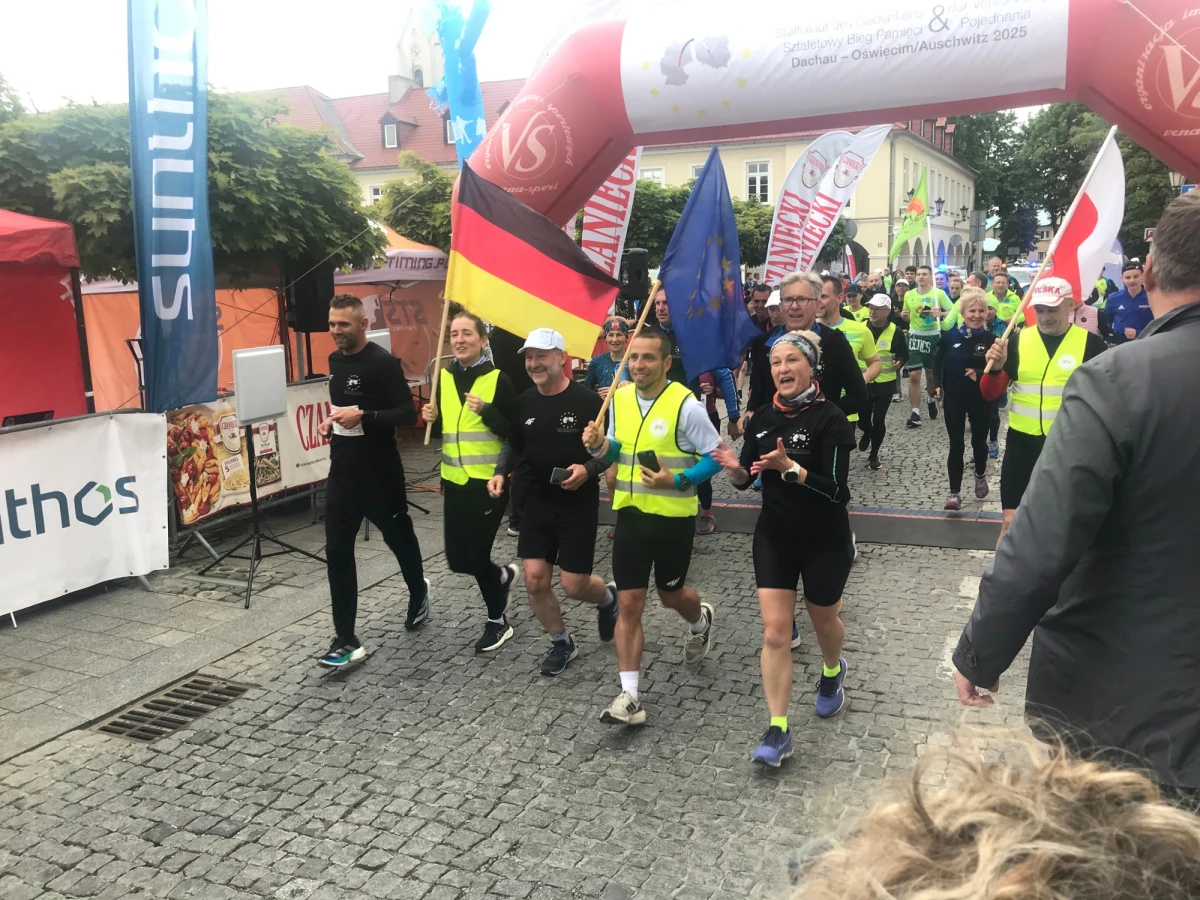 Międzynarodowa Sztafeta Pamięci i Pojednania dotarła w sobotę do mety w Oświęcimiu. Dwudziestu biegaczy wystartowało 10 dni temu z Dachau. Biegli, by upamiętnić ofiary obozów koncentracyjnych Auschwitz i Dachau. Pokonali w sumie ponad 1000 kilometrów.