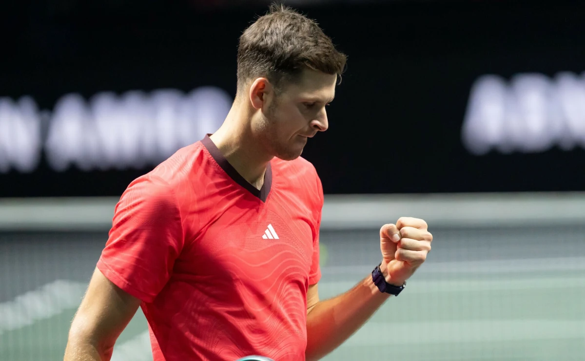 ​Hubert Hurkacz awansował do trzeciej rundy turnieju ATP 1000 w Rzymie. Rozstawiony z numerem 30. polski tenisista pokonał w sobotę Hiszpana Pedro Martineza 6:1, 7:5.