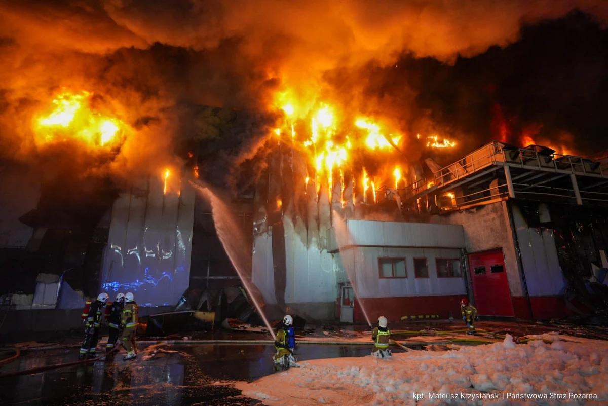 Strażacy wciąż walczą z pożarem hali przy ul. Baczyńskiego w Sosnowcu. Ogień został opanowany i już się nie rozprzestrzenia. 
