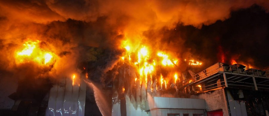 Strażacy wciąż walczą z pożarem hali przy ul. Baczyńskiego w Sosnowcu. Ogień został opanowany i już się nie rozprzestrzenia. 