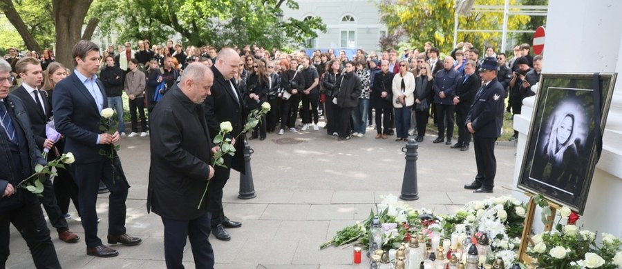 Brutalny atak na Uniwersytecie Warszawskim wstrząsnął Polską. Psychotraumatolog dr Anna Pluskota ostrzega przed długotrwałymi skutkami dla całej społeczności akademickiej i apeluje o wsparcie dla osób dotkniętych tragedią. Kanclerz UW Robert Grey zapowiada pilne zmiany w systemie bezpieczeństwa uczelni i ujawnia wstrząsające kulisy dramatu.